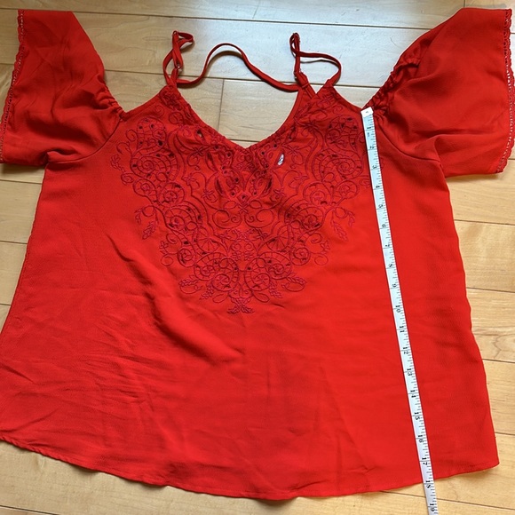 Open shoulder top with adjustable straps - Picture 6 of 6